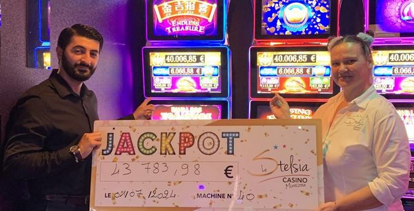 cheque de la gagnante du jackpot de 43783 euros au casino stelsia mimizan